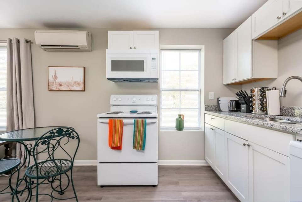 Coffee/tea facilities, Kitchen or kitchenette, Dining area, minibar, pet friendly, stove, toaster