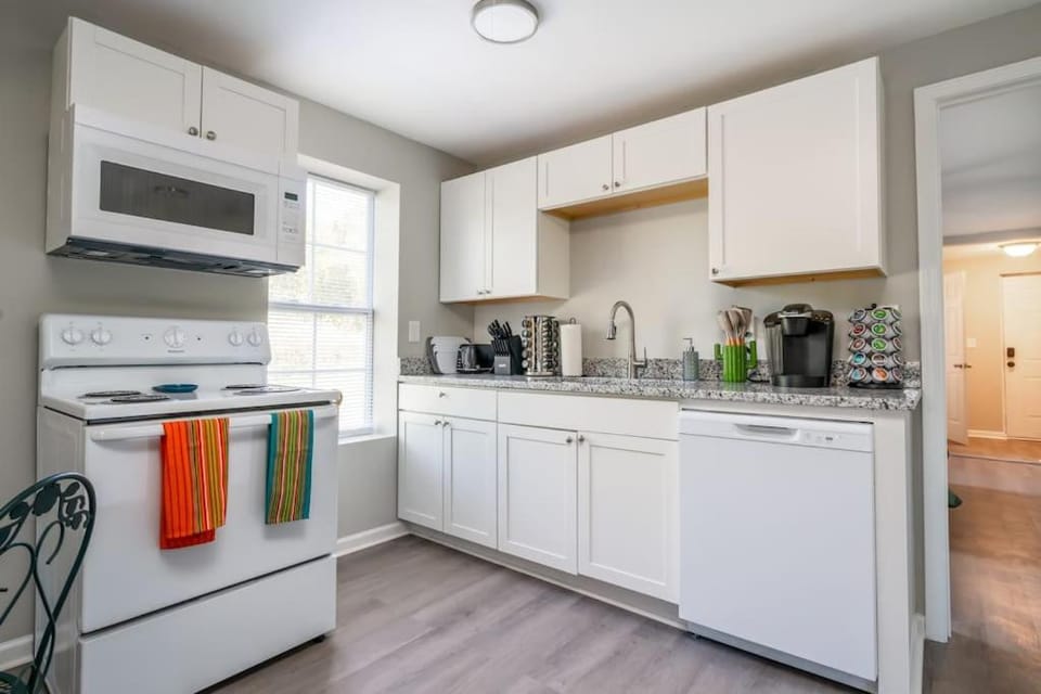 Coffee/tea facilities, Kitchen or kitchenette, dishwasher, minibar, pet friendly, stove, toaster