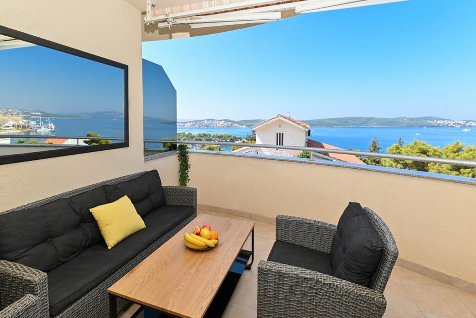 Sunny place with sea view Apartment in Trogir