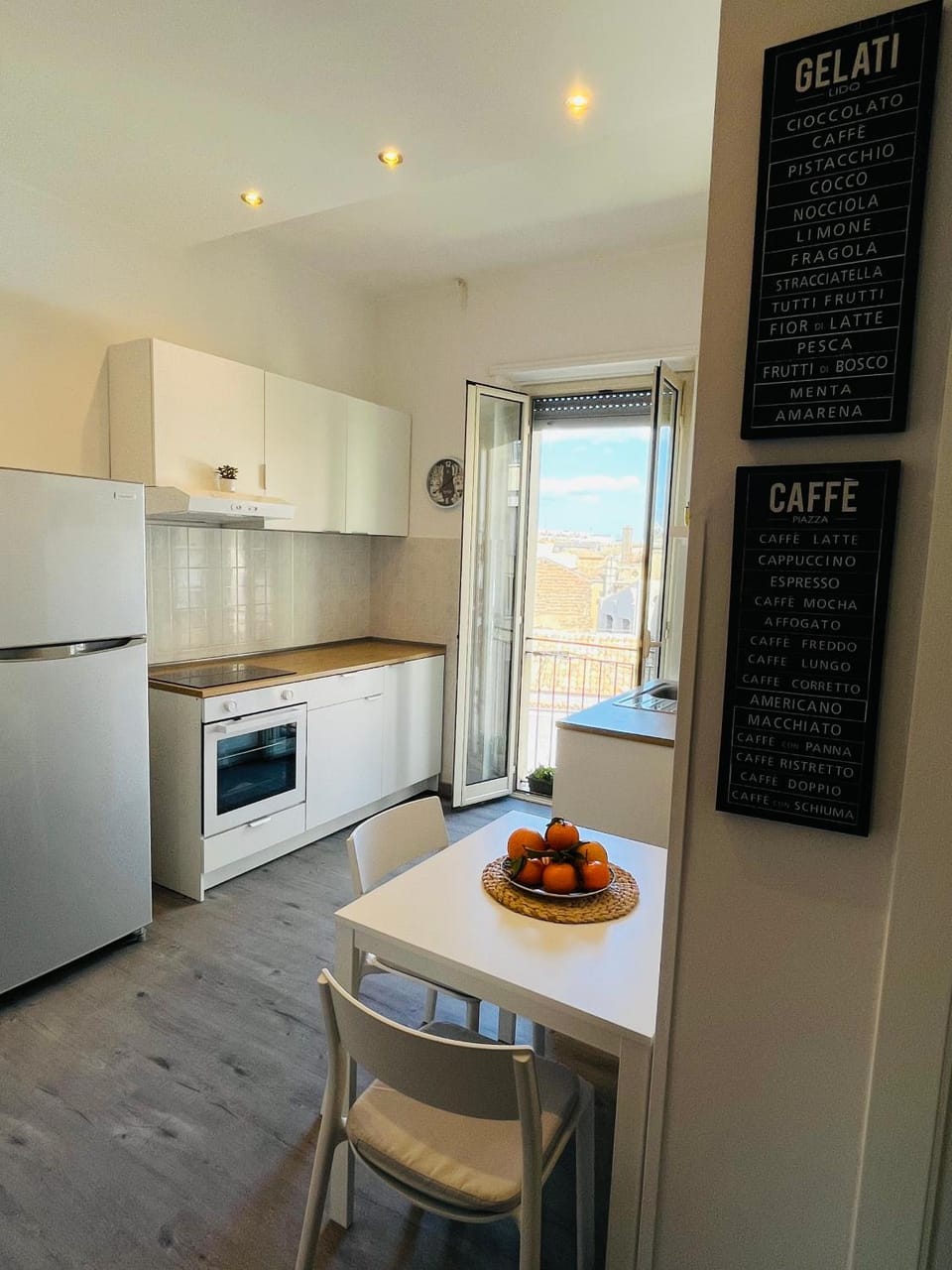 Kitchen or kitchenette, Dining area