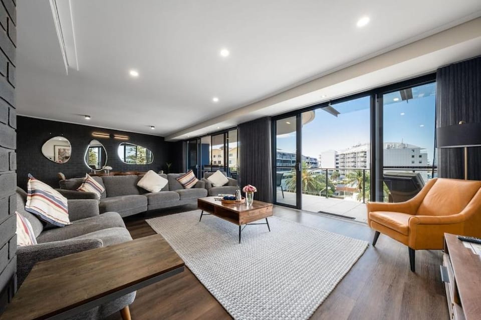 Ocean View Spacious Luxury 3 Bedroom, Pool, Central, Walk everywhere 6PM CHECKOUT Apartment in The Entrance