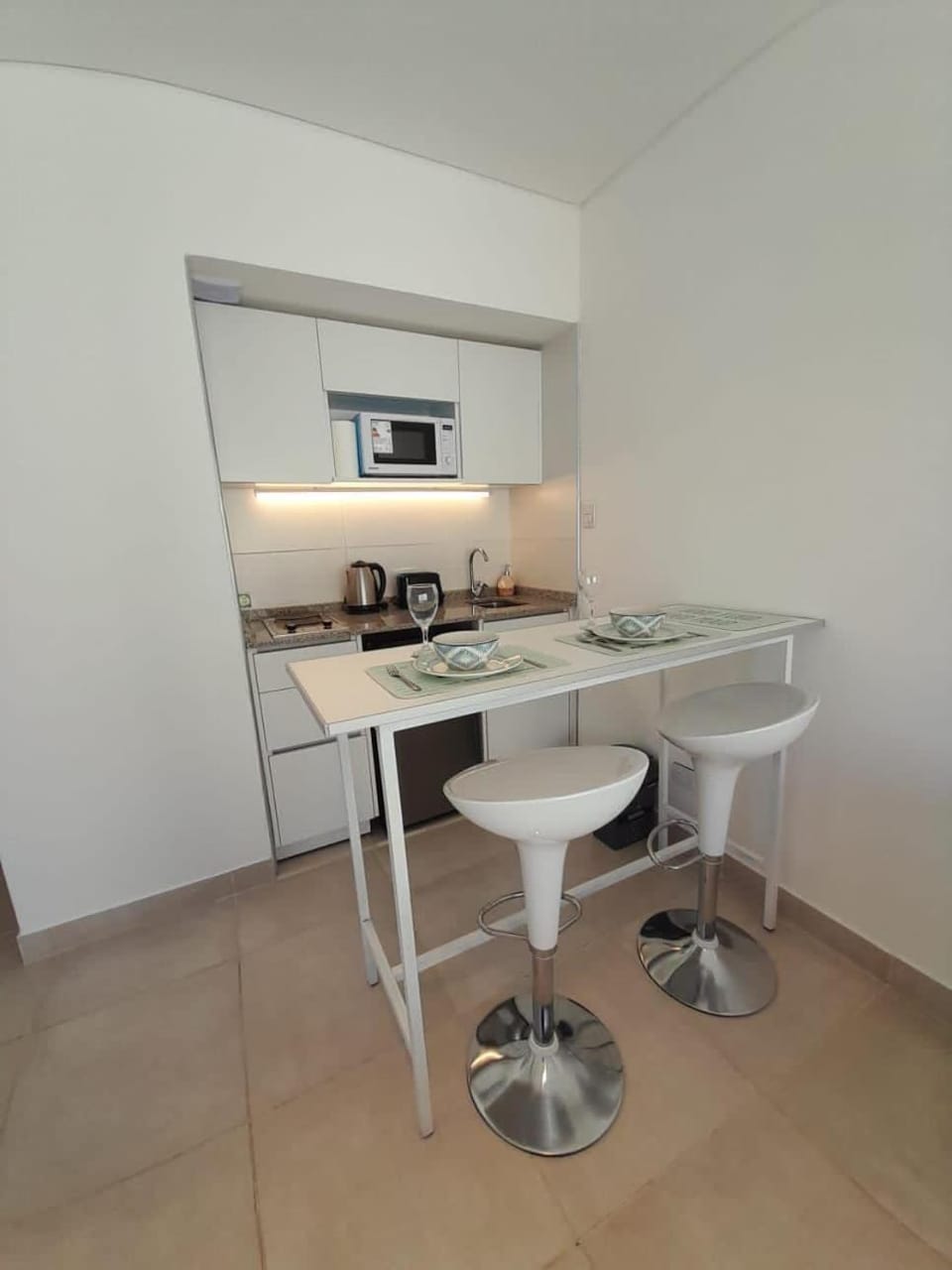 Kitchen or kitchenette, minibar