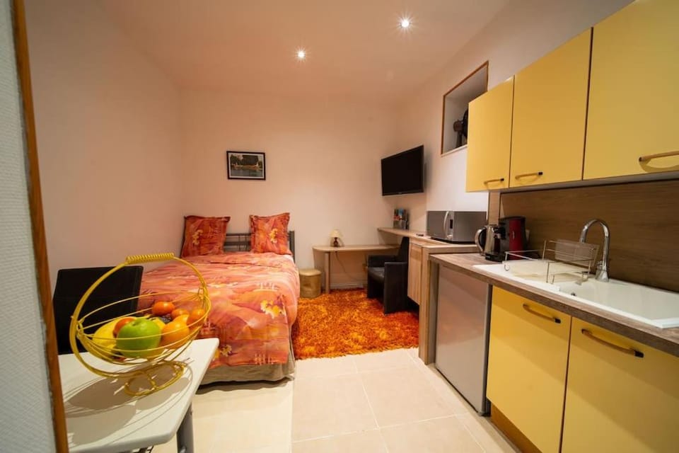 Bed, TV and multimedia, Photo of the whole room, Seating area, stove