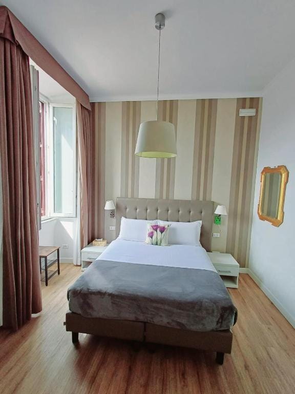Shower, Toilet, Staff, Bed, Bathroom, TV and multimedia, Coffee/tea facilities, View (from property/room), Bedroom, children, cot, hair dryier, internet, microwave, minibar, safe, towels, wardrobe, air conditioner