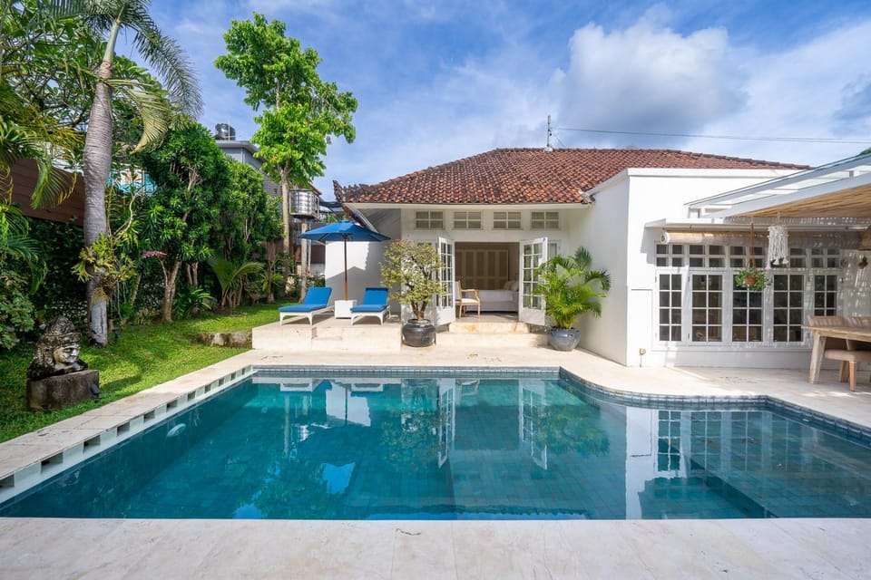 Patio, Swimming pool, sunbed