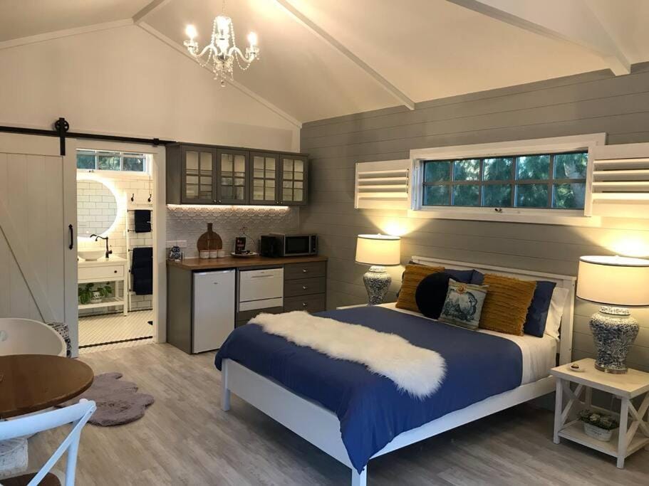 Bed, Kitchen or kitchenette