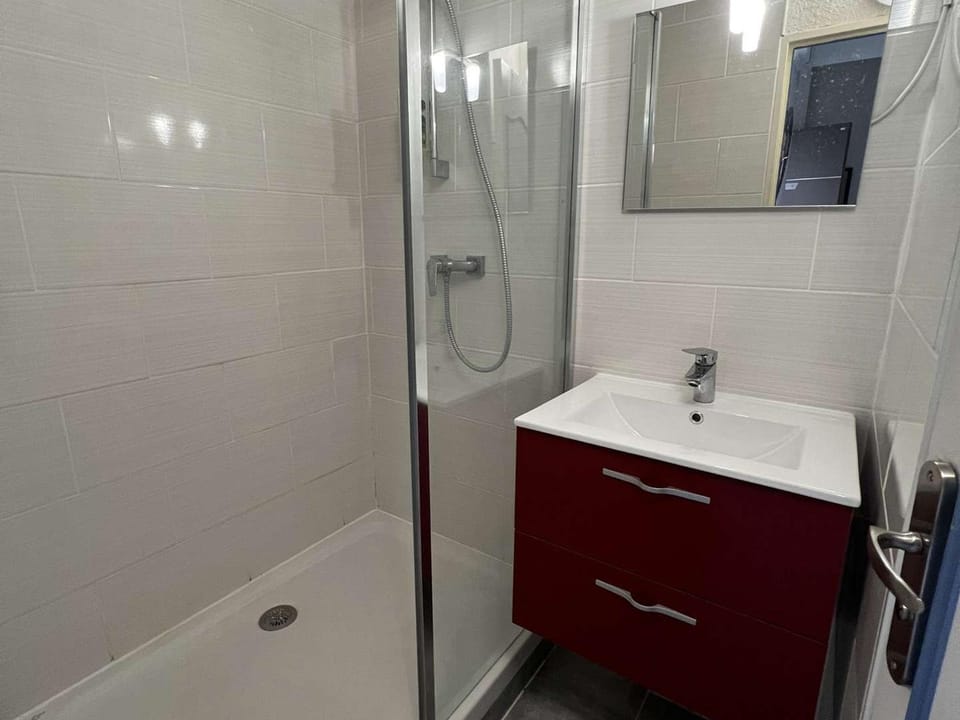 Studio Mezzanine avec Piscine, Clim, Parking et Lave-linge - Proche Plage - FR-1-702-50 Apartment in Agde