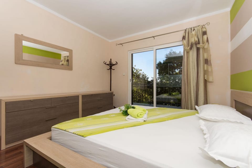 Toilet, TV and multimedia, View (from property/room), Kitchen or kitchenette, Living room, Dining area, Bedroom, Sea view