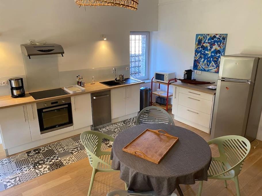 Kitchen or kitchenette, Dining area, dishwasher, minibar, pet friendly, stove