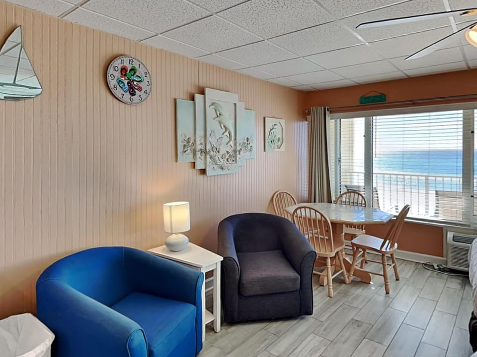 View (from property/room), Balcony/Terrace, Living room, Seating area, Dining area, Sea view, furniture, air conditioner