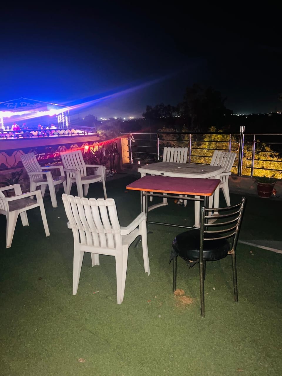 Restaurant/places to eat, Night, Seating area