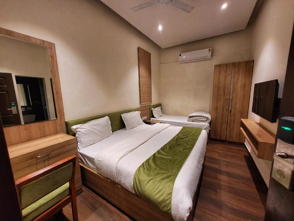 Bed, TV and multimedia, Photo of the whole room, Bedroom, hair dresser, air conditioner
