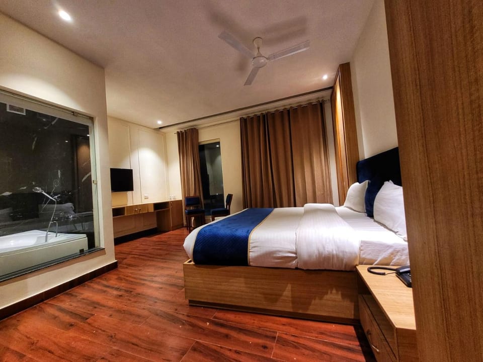Bed, TV and multimedia, Bedroom