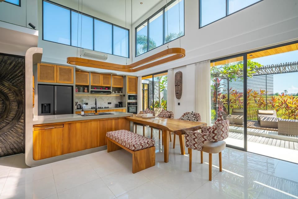 Villa Asri - Incredible Tropical 3BR close to Nyanyi beach! Villa in Kediri