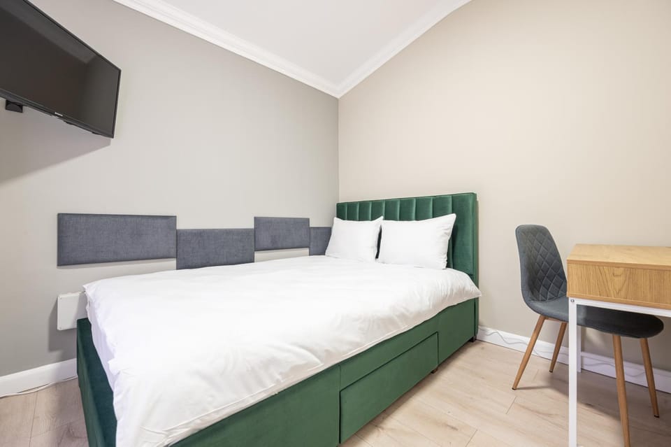 Bed, TV and multimedia, Photo of the whole room, Bedroom