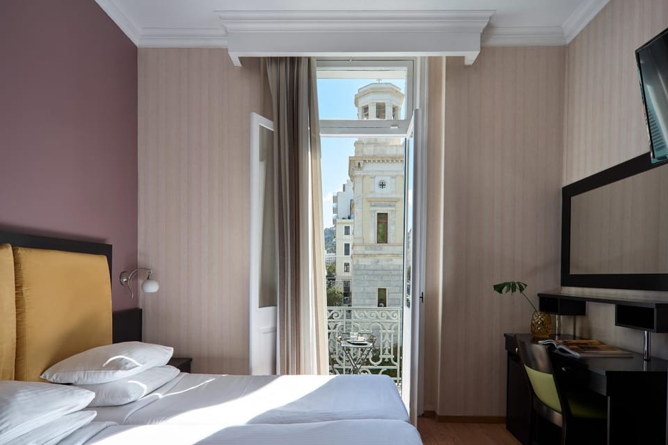 Bed, TV and multimedia, View (from property/room), Balcony/Terrace, Photo of the whole room