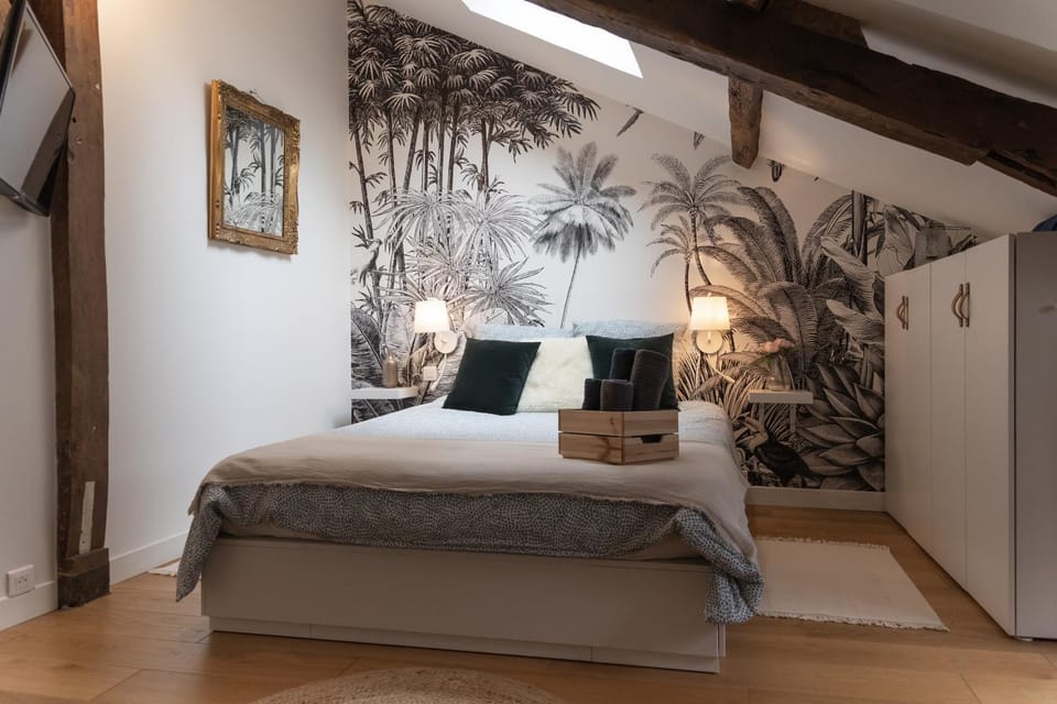 Bed, TV and multimedia, Photo of the whole room, Bedroom