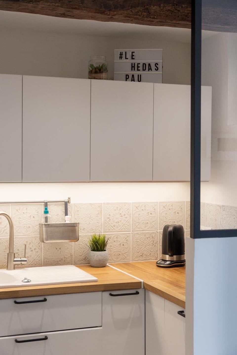Kitchen or kitchenette, minibar, stove