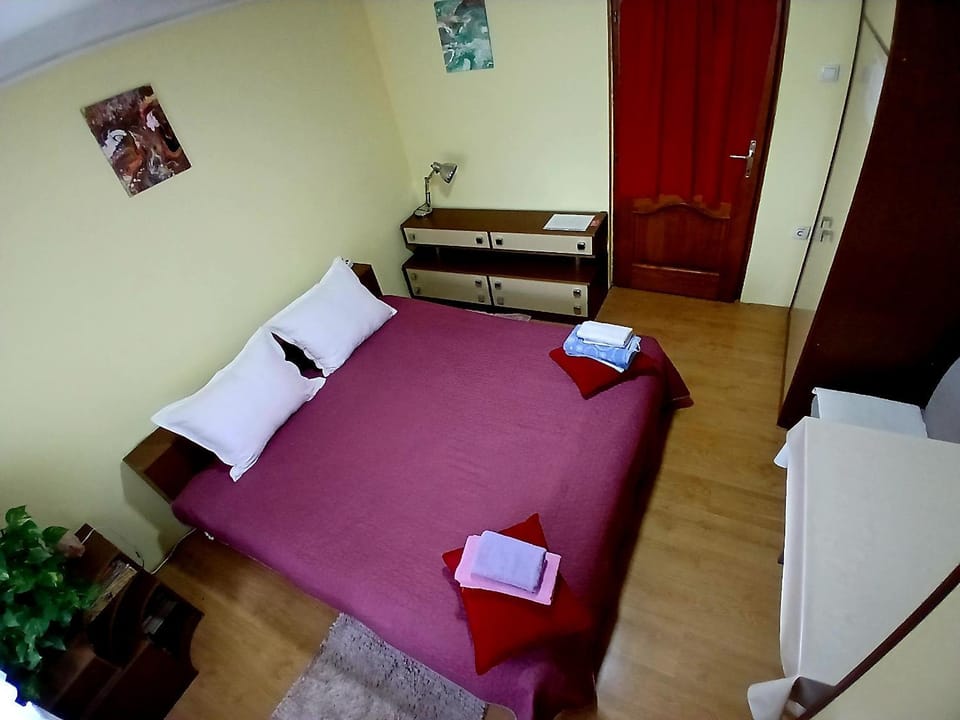 Bedroom, Text overlay