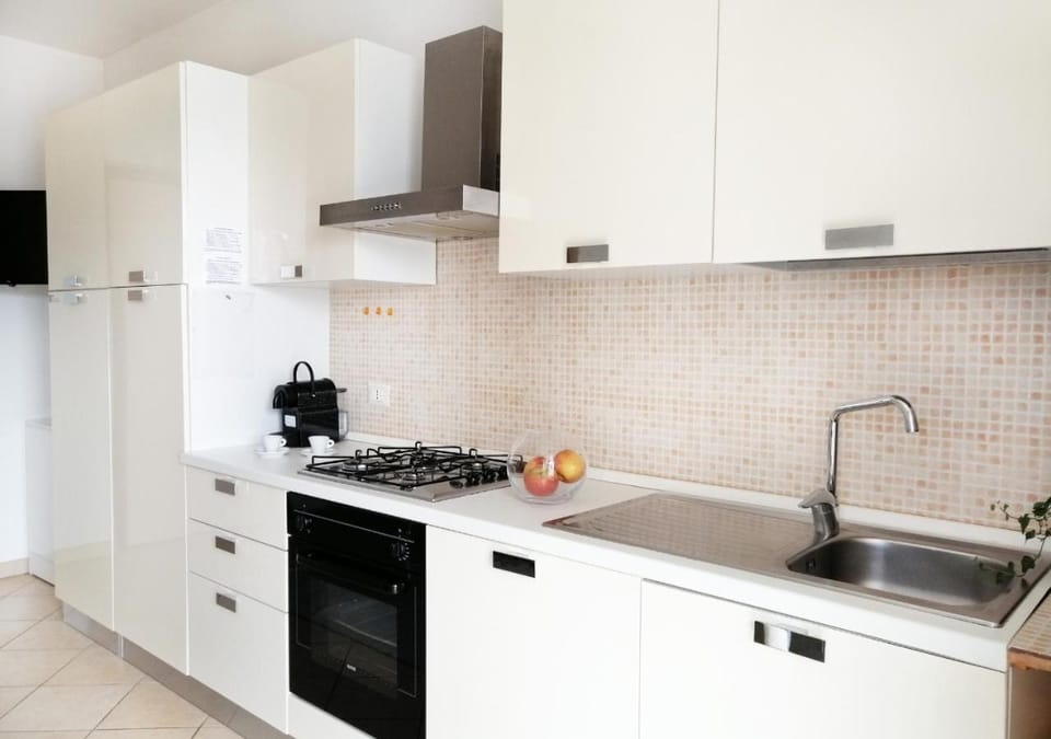 Kitchen or kitchenette, oven, pet friendly, stove