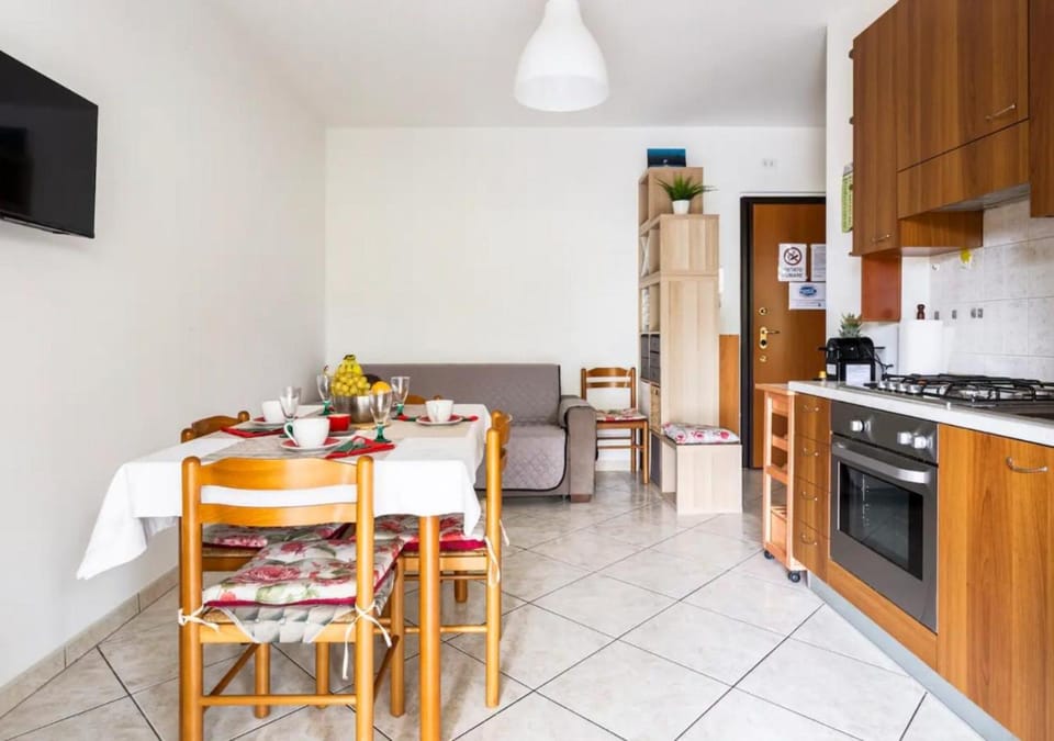 TV and multimedia, Kitchen or kitchenette, Living room, Seating area, Dining area, oven, stove