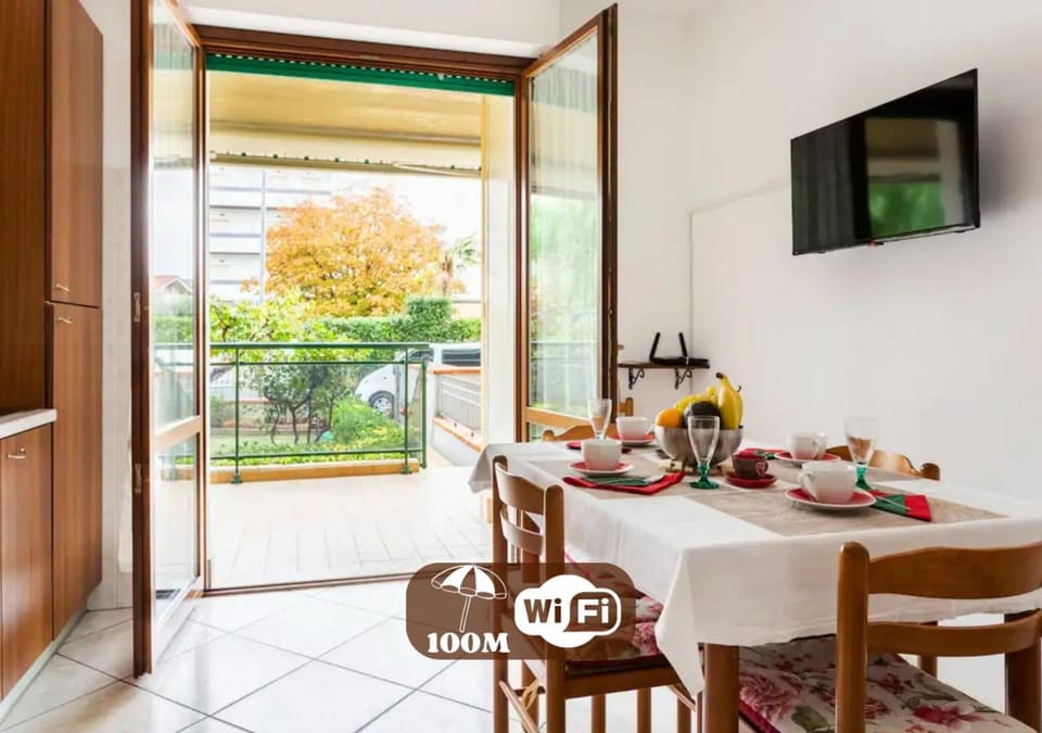TV and multimedia, View (from property/room), Living room, Seating area, Dining area
