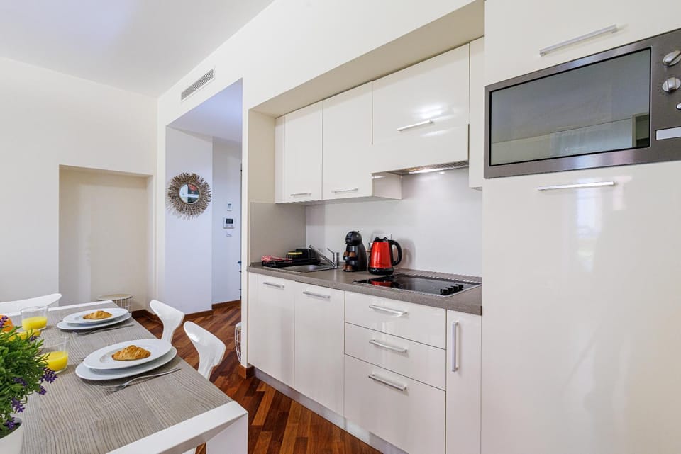 Kitchen or kitchenette, Dining area, stove