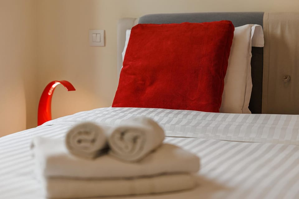Bed, towels