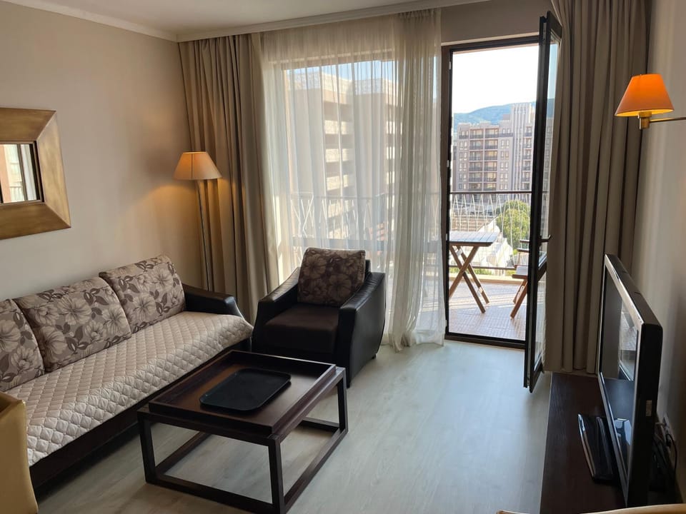 TV and multimedia, Balcony/Terrace, Living room, Seating area