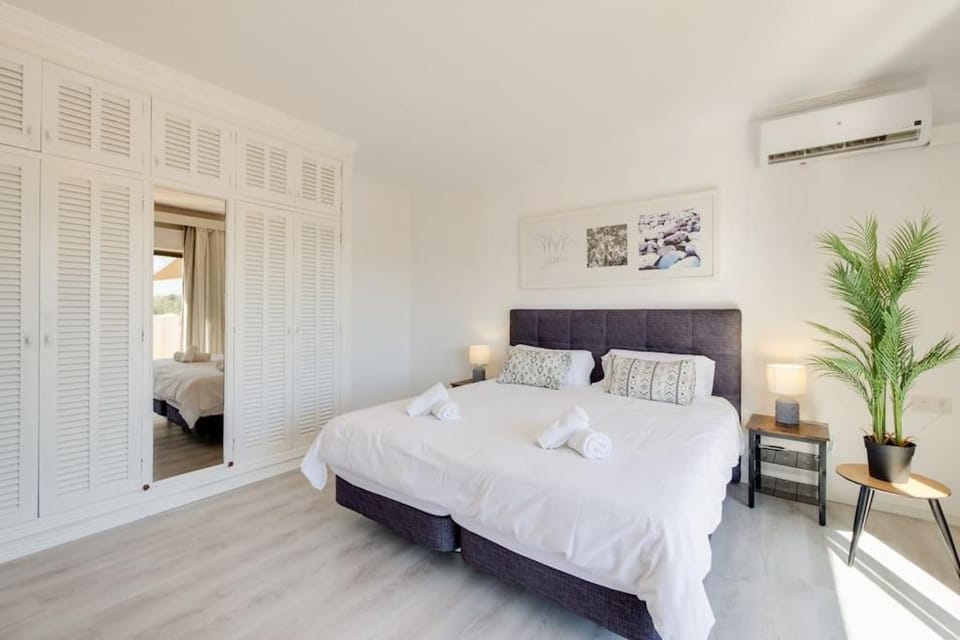 Bed, Photo of the whole room, Bedroom, air conditioner