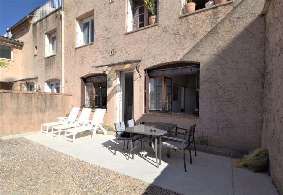 Property building, Patio, sunbed