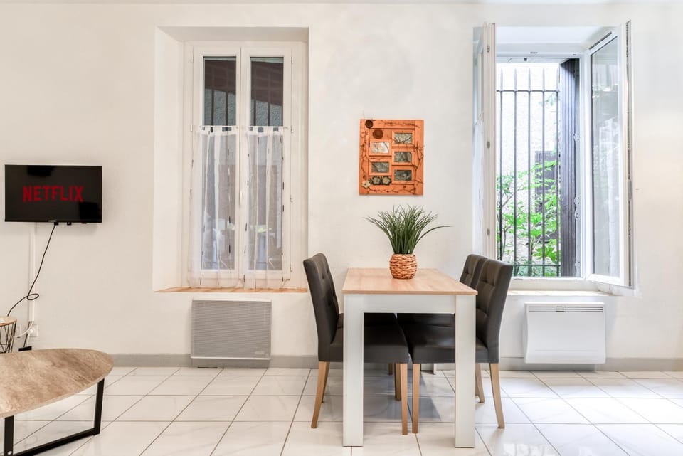 Living room, Seating area, Dinner, internet, wardrobe