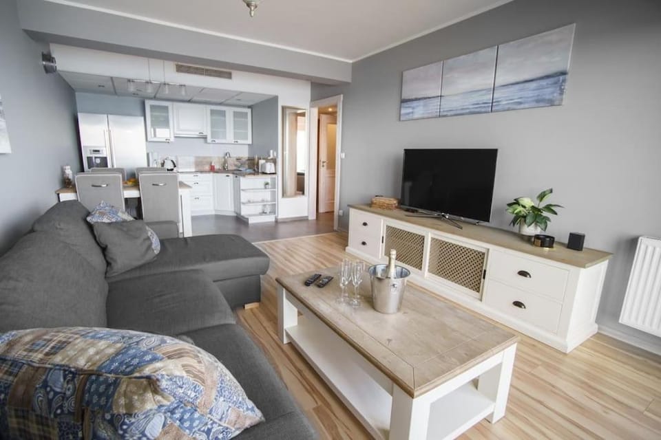 Kitchen or kitchenette, Living room, Seating area, Dining area
