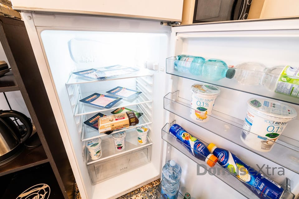 Kitchen or kitchenette, Food and drinks, Food, Drinks, minibar