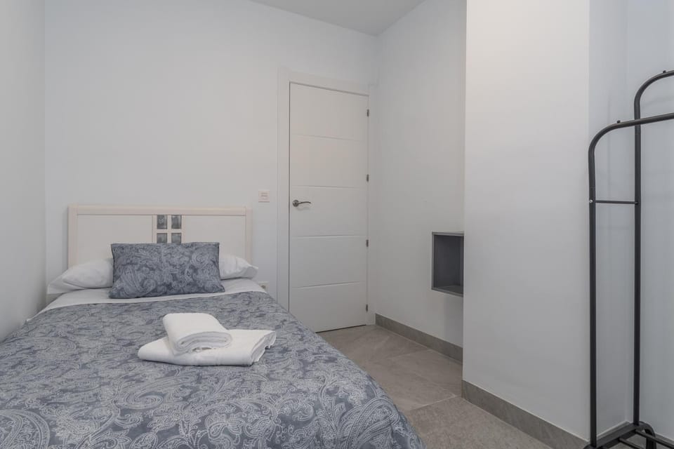 Bedroom, towels