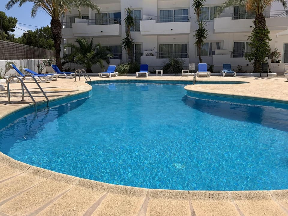 Property building, Day, Pool view, Swimming pool, sunbed