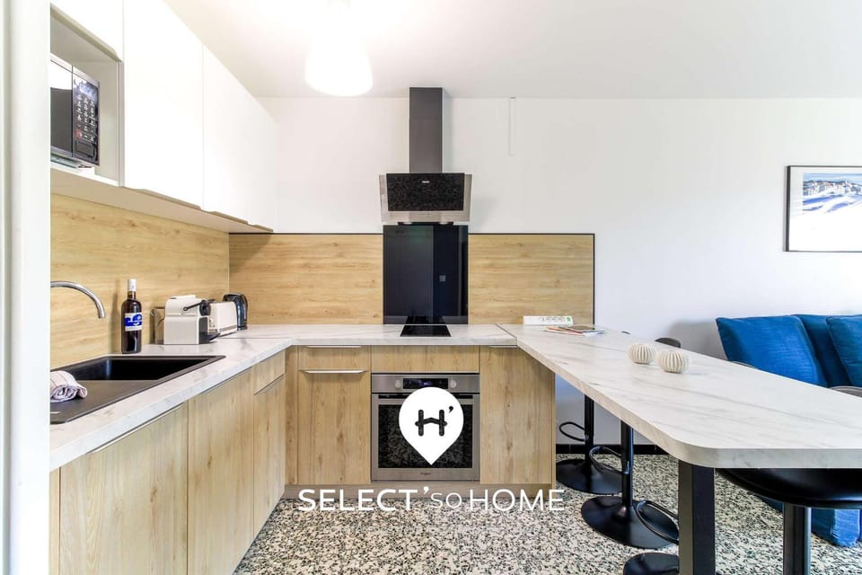Coffee/tea facilities, Kitchen or kitchenette, Dining area, oven, toaster