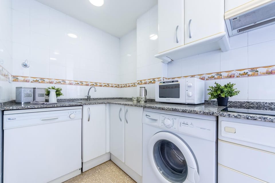 Kitchen or kitchenette, minibar, washing machine