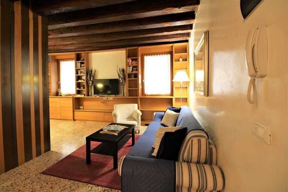 San Marco charming apartment with canal view Apartment in San Marco