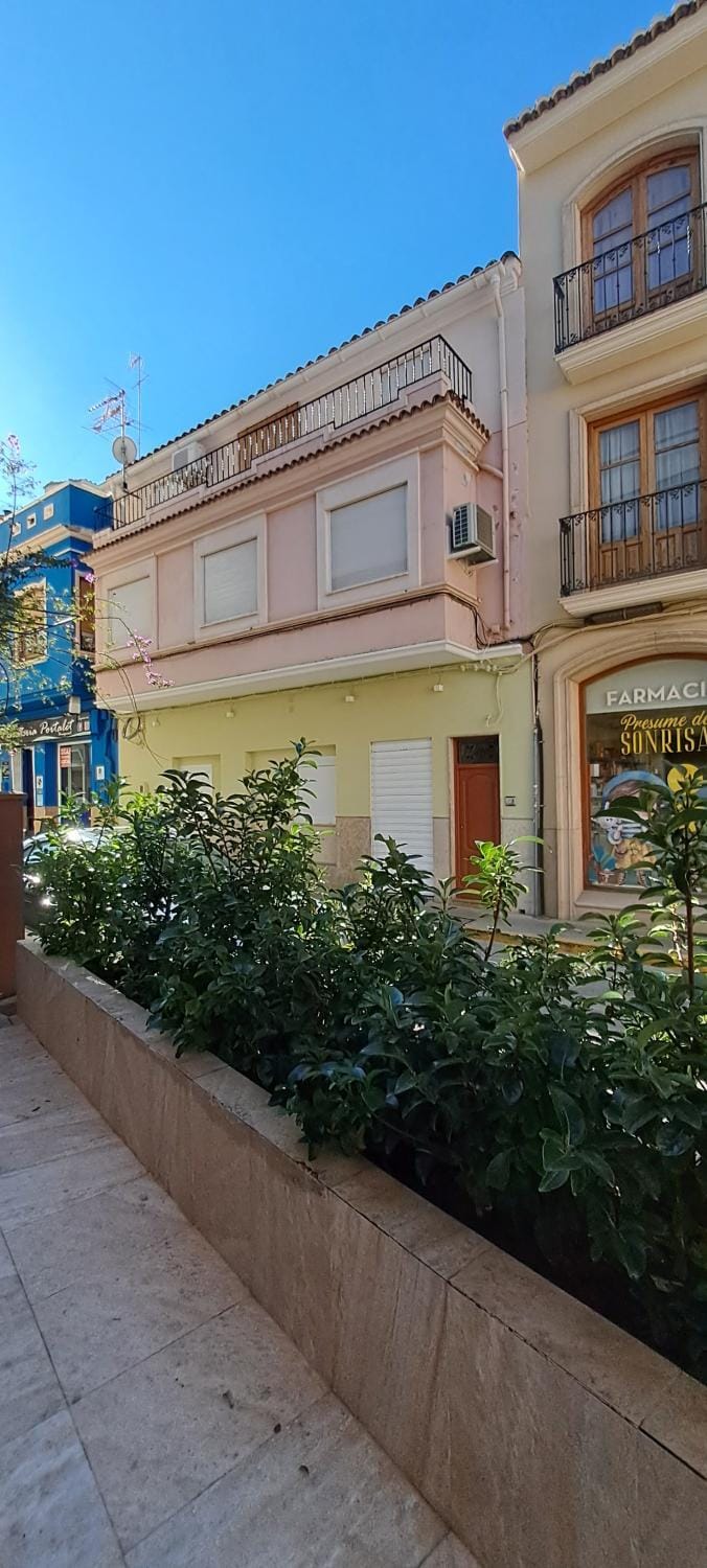 Property building, Facade/entrance, Location