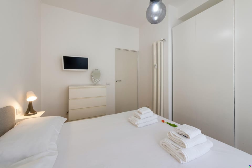 Bed, TV and multimedia, Photo of the whole room, Bedroom, towels, wardrobe