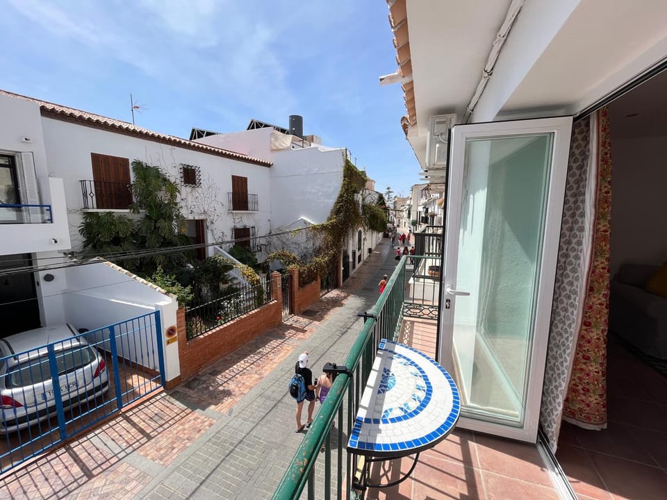 Balcony/Terrace, Street view