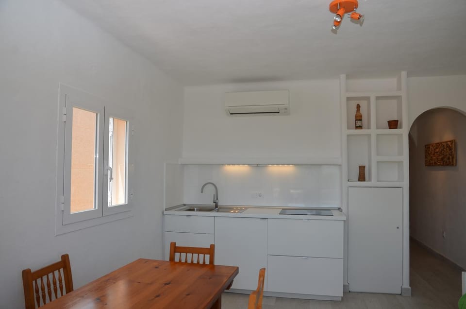 Kitchen or kitchenette, Dining area, stove
