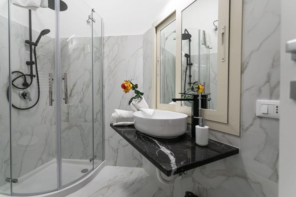Shower, Toilet, Bathroom, towels