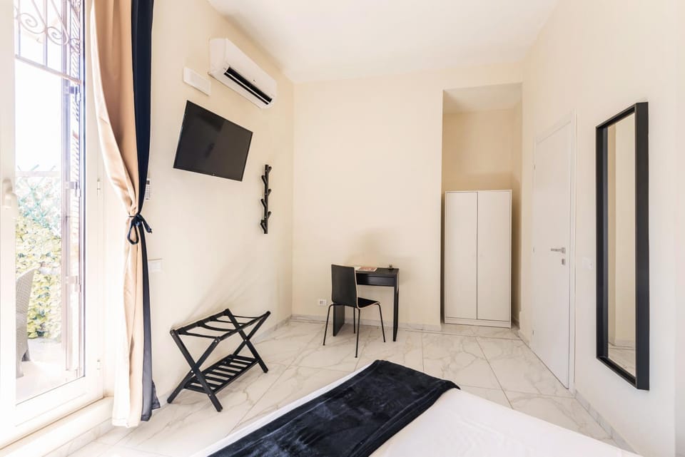 Bed, TV and multimedia, Photo of the whole room, Bedroom, wardrobe, air conditioner