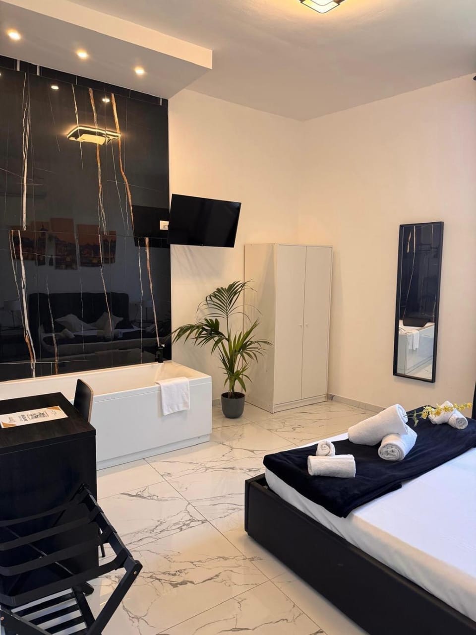 Bed, Hot Tub, TV and multimedia, Bedroom, towels, wardrobe