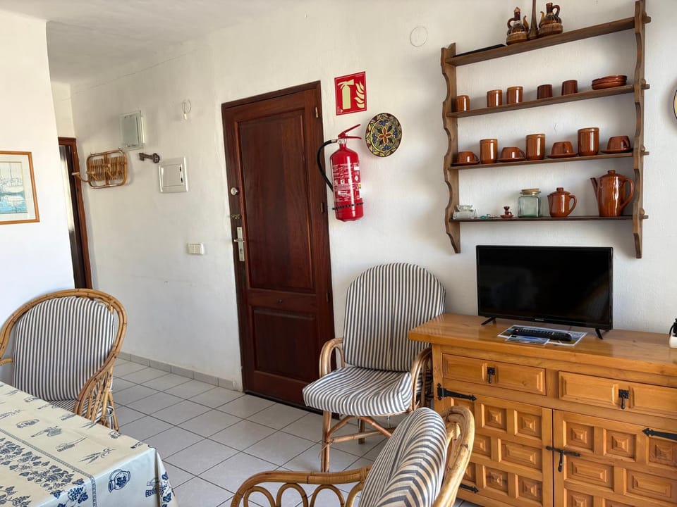 Communal lounge/ TV room, Living room, Seating area, Dining area, Evening entertainment