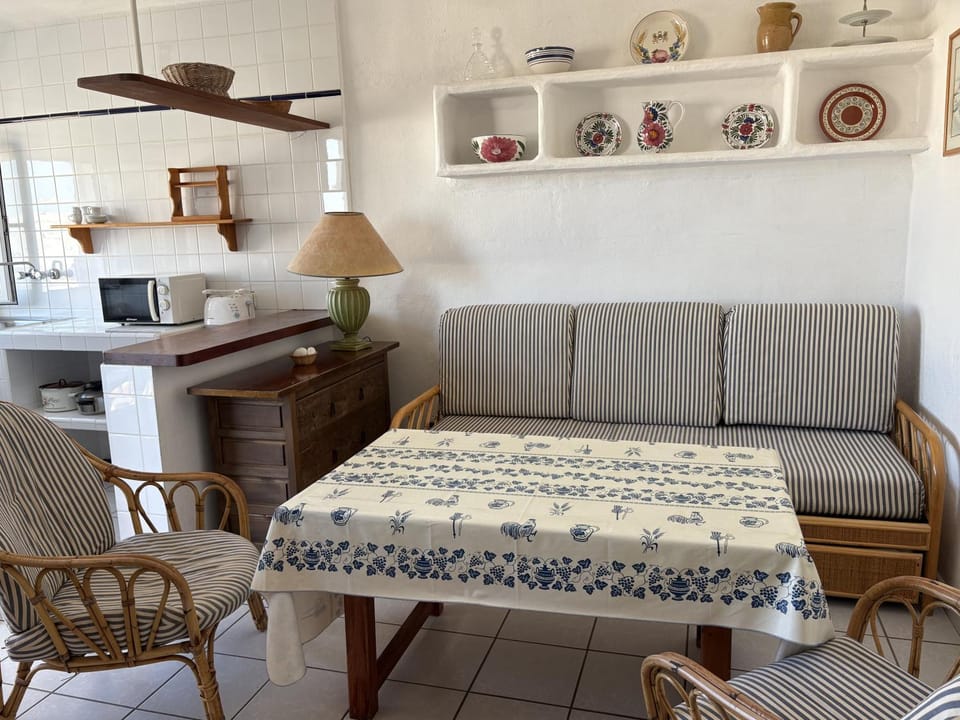 Kitchen or kitchenette, Living room, Seating area