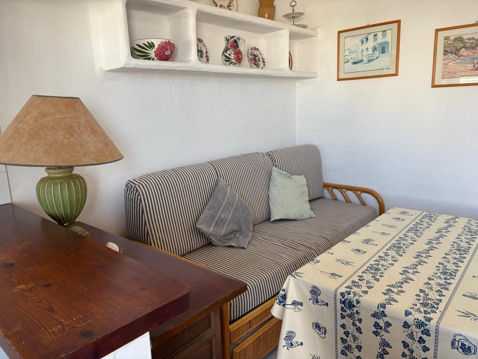 Bed, Living room, Photo of the whole room, Dining area