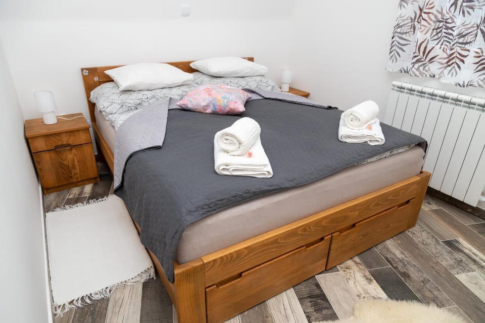 Bed, Bedroom, towels